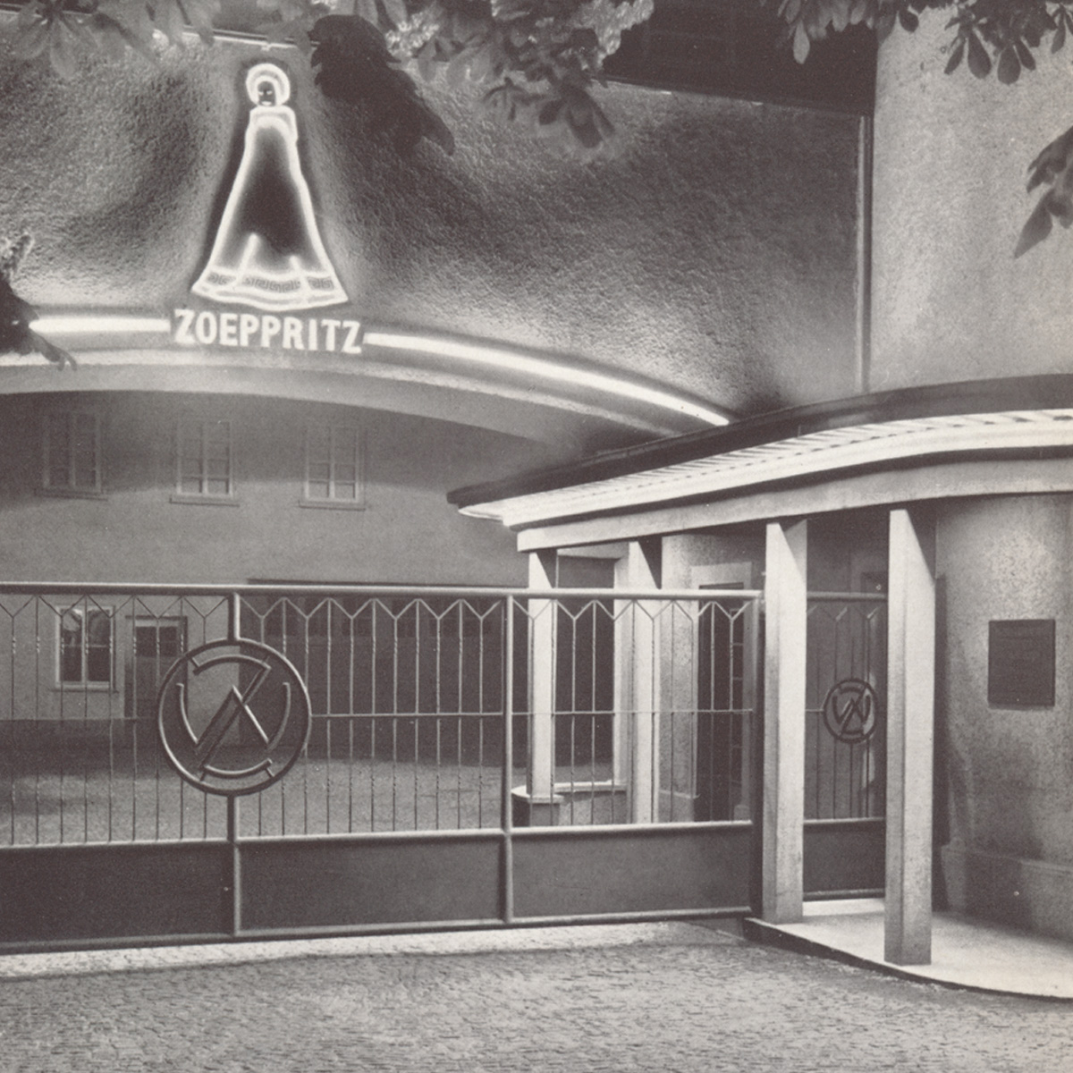 nächtliche Szene des bleuchteten Eingangsbereichs des zoeppritz Werkes um 1953