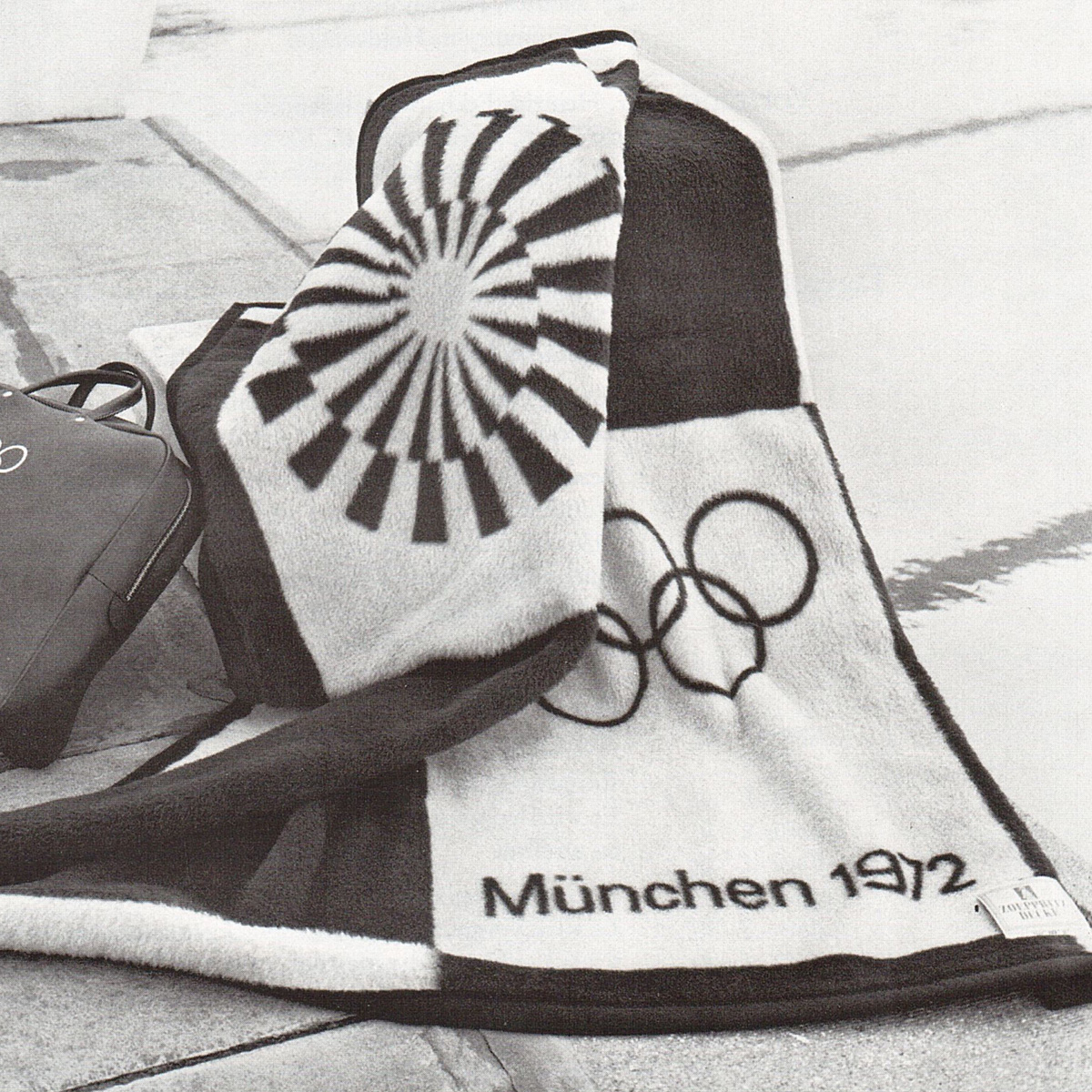 schwarz-weiß Foto der offiziellen Olympia Decke die für das Jahr 1972 von zoeppritz entworfen wurde.