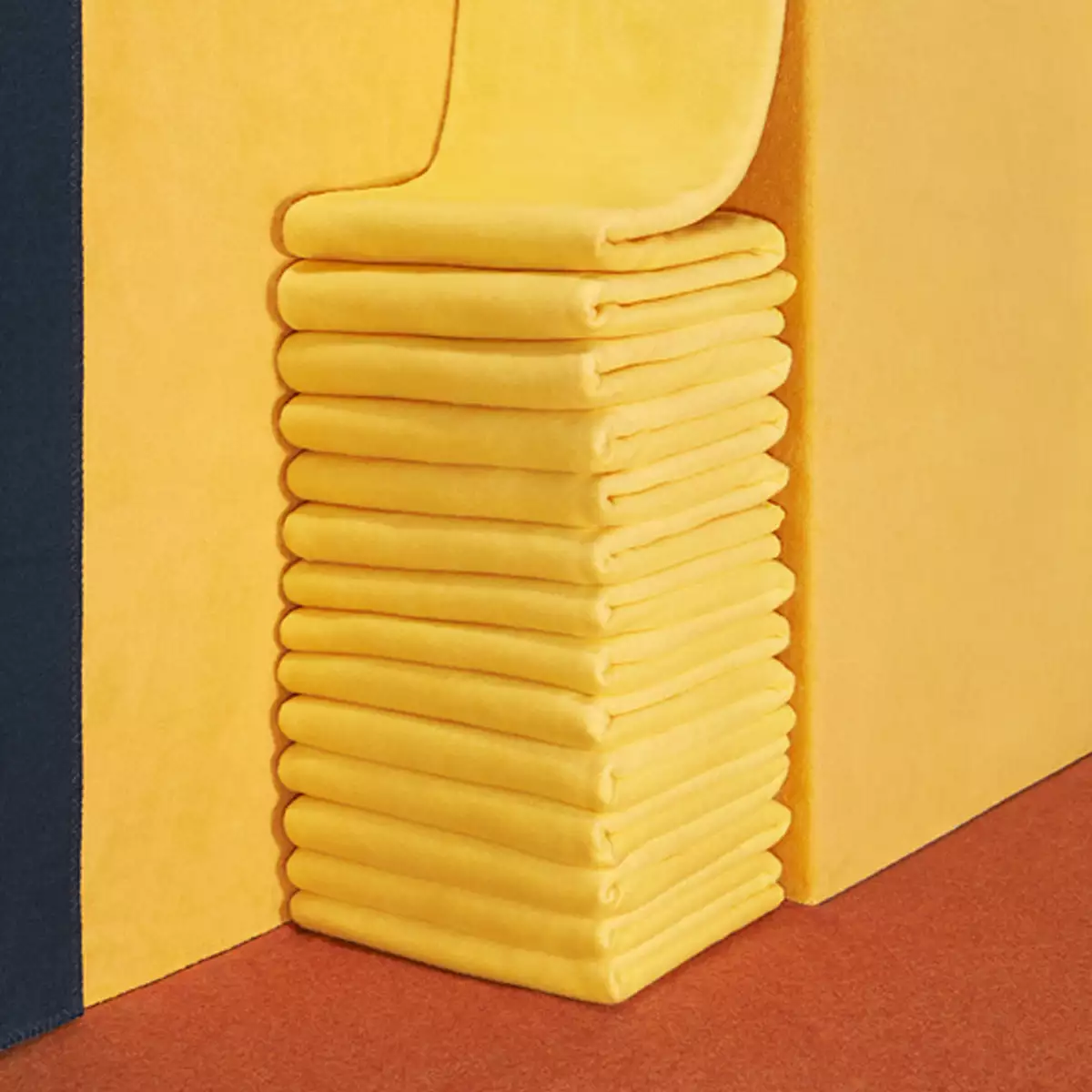 kunstvoll gefaltete gelbe Decken, wurden liebeviell mit dem orangenen Boden und der Ockerwand kombiniert.